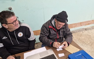 Formation Graphiste en interne , le Vice Président forme Francky dans la bonne humeur